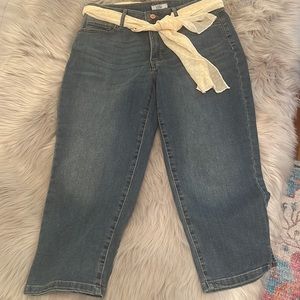 Ladies size 8 Croft & Barrow Capri jeans with scarf belt.